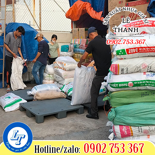 Bốc hàng giao cho khách Bốc hàng giao cho khách