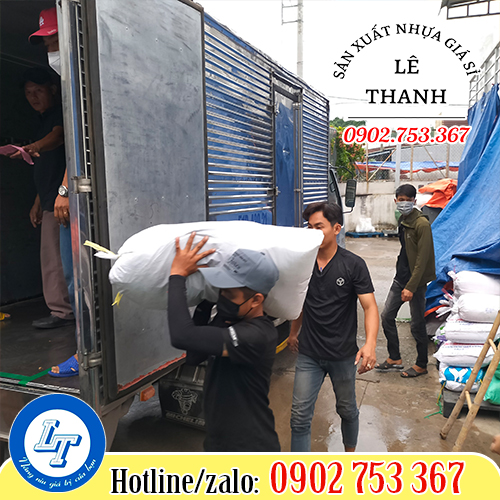 Bốc hàng túi rác cuộn màu giao cho khách Bốc hàng túi rác cuộn màu giao cho khách