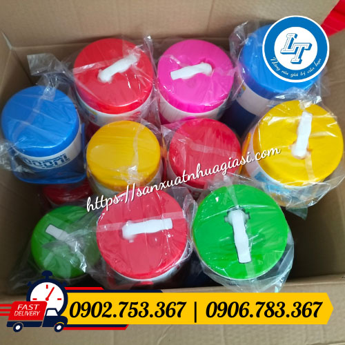 Ca giữ nhiệt được đóng gói cẩn thận trong thùng carton Ca giữ nhiệt được đóng gói cẩn thận trong thùng carton