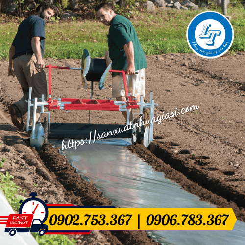Trải màng phủ nông nghiệp bằng thủ công Trải màng phủ nông nghiệp bằng thủ công