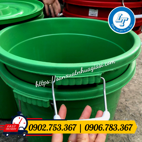 Thùng nhựa chắc chắn có nắp và quai cầm Thùng nhựa chắc chắn có nắp và quai cầm