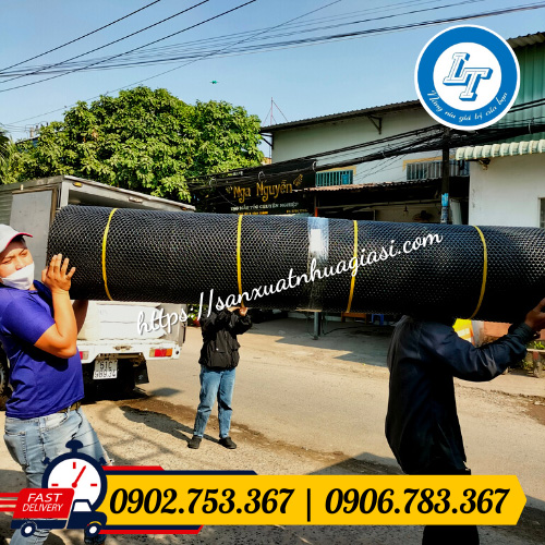 Giao cuộn lưới nhựa đen cho khách Giao cuộn lưới nhựa đen cho khách