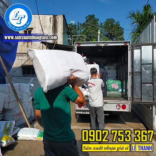 Đội ngũ giao hàng túi ly trà sữa Đội ngũ giao hàng túi ly trà sữa