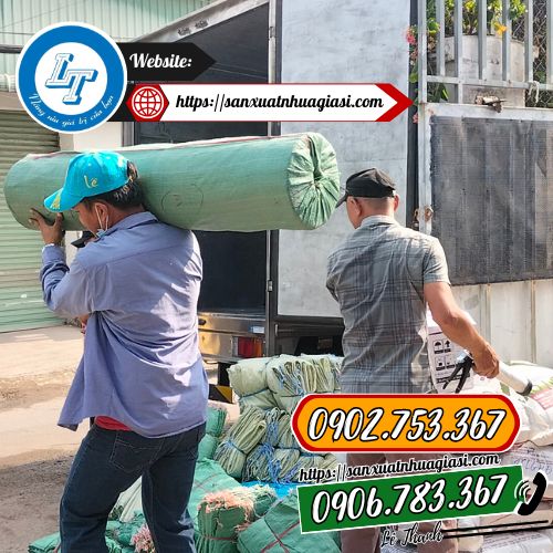 Giao màng nilon phủ gốc sầu cho khách Giao màng nilon phủ gốc sầu cho khách