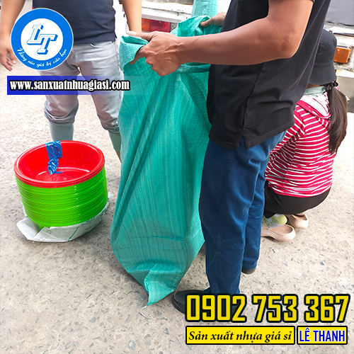 Lê Thanh đóng bao đi chành cho khách tỉnh Lê Thanh đóng bao đi chành cho khách tỉnh