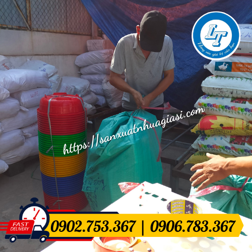 Đóng kiện ca trà đá giao hàng cho khách Đóng kiện ca trà đá giao hàng cho khách