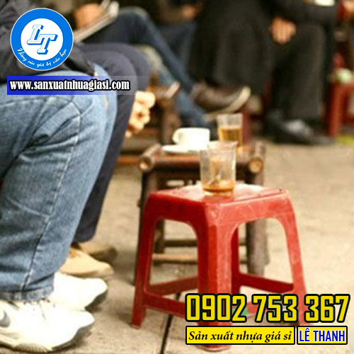 Ghế vuông lùn làm bàn nhỏ tạm thời Ghế vuông lùn làm bàn nhỏ tạm thời