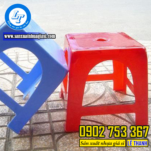 Ghế vuông lùn màu xanh và đỏ Ghế vuông lùn màu xanh và đỏ