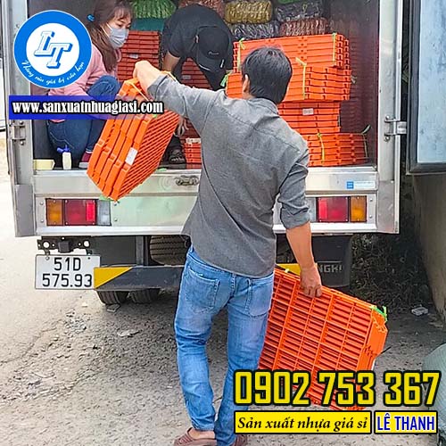 Giao 100 tấm sàn nhựa 40x60 Giao 100 tấm sàn nhựa 40x60