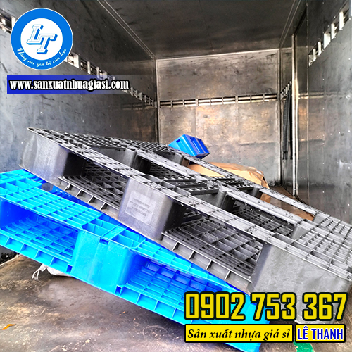 Giao 2 tấm pallet cho khách Giao 2 tấm pallet cho khách