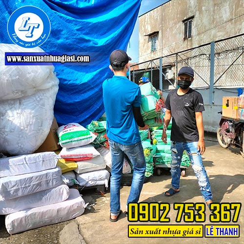 Giao bao tải đựng đá viên cho khách Giao bao tải đựng đá viên cho khách