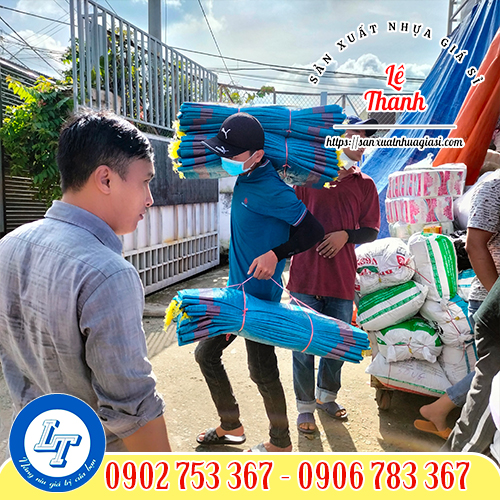Giao bao tải xanh dương cho khách Giao bao tải xanh dương cho khách