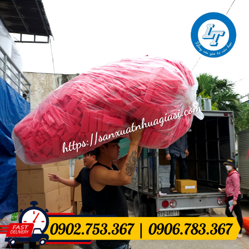 Giao bao xốp lưới đỏ bọc mận Giao bao xốp lưới đỏ bọc mận