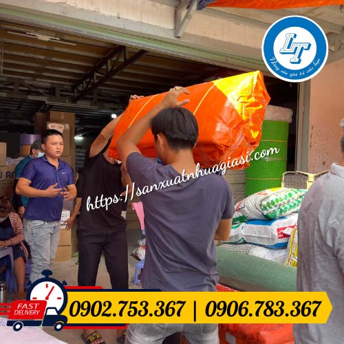 Giao bạt xanh cam cho khách Giao bạt xanh cam cho khách