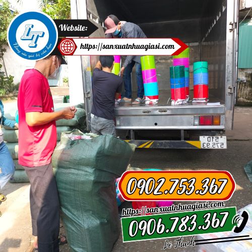 Giao bộ chén dĩa nhựa cho khách Giao bộ chén dĩa nhựa cho khách