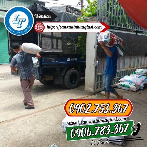 Giao các bao túi xốp màu cho khách Giao các bao túi xốp màu cho khách