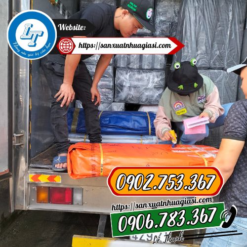 Giao các cuộn bạt nhựa cho khách Giao các cuộn bạt nhựa cho khách