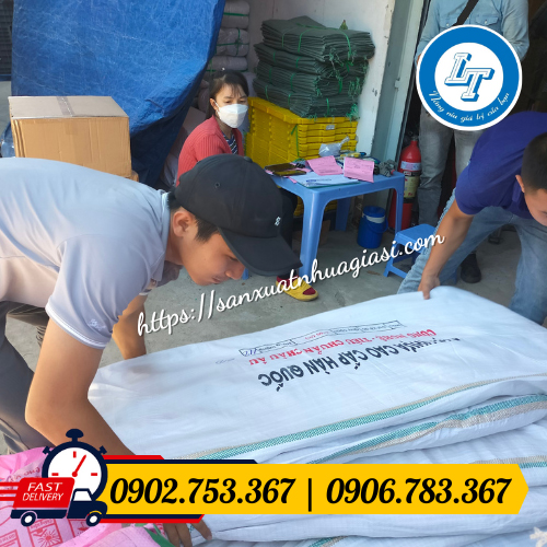 Giao các cuộn bạt sọc dứa 3 màu Giao các cuộn bạt sọc dứa 3 màu