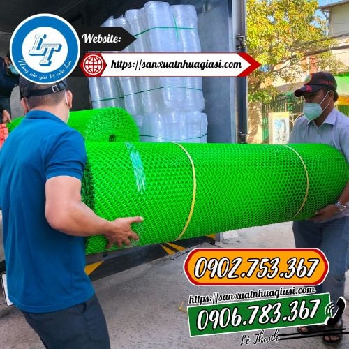 Giao các cuộn lưới mắt cáo cho khách Giao các cuộn lưới mắt cáo cho khách