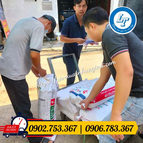 Giao hàng các đơn hàng túi xốp đen Giao hàng các đơn hàng túi xốp đen