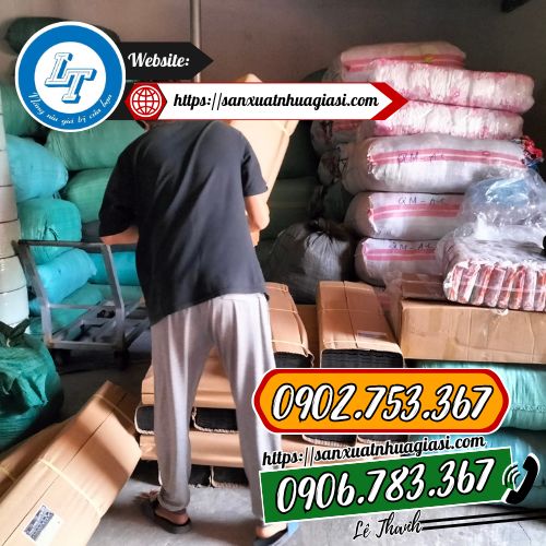 Giao các kiện khay ươm cho khách Giao các kiện khay ươm cho khách