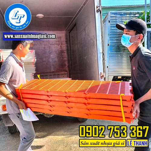 Giao tấm sàn nhựa 40x120 cho khách Giao tấm sàn nhựa 40x120 cho khách