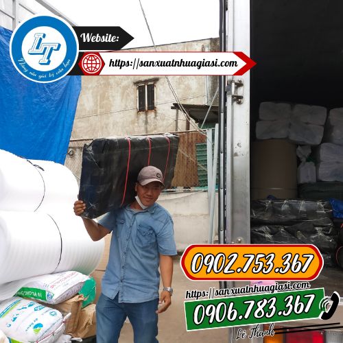 Lê Thanh giao cuộn bạt cho khách Lê Thanh giao cuộn bạt cho khách