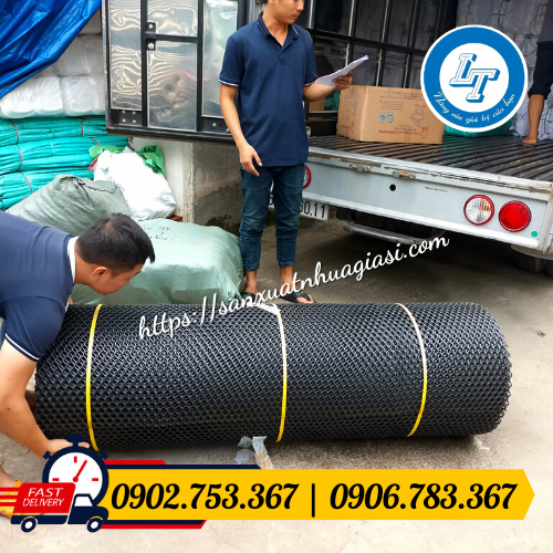 Giao cuộn lưới nhựa đen cho khách Giao cuộn lưới nhựa đen cho khách
