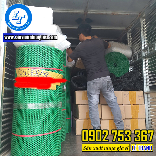 Giao cuộn lưới ô vuông cho khách Giao cuộn lưới ô vuông cho khách