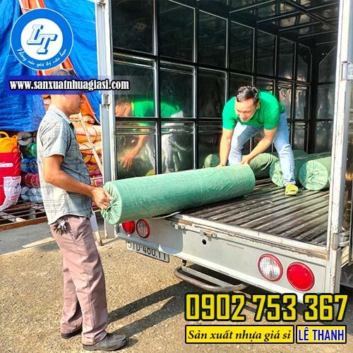 Giao cuộn màng nilon đen cho khách Giao cuộn màng nilon đen cho khách