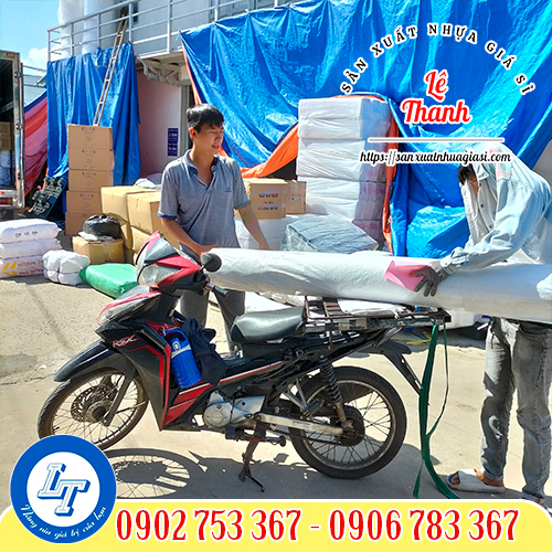 Giao cuộn màng nilon lót công trình 14mic Giao cuộn màng nilon lót công trình 14mic