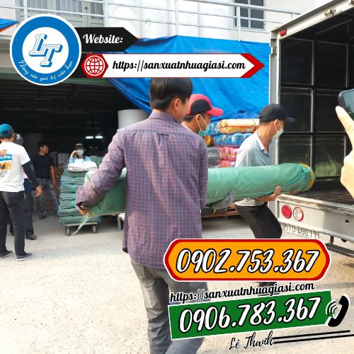Giao cuộn màng nilon phủ gốc sầu cho khách Giao cuộn màng nilon phủ gốc sầu cho khách