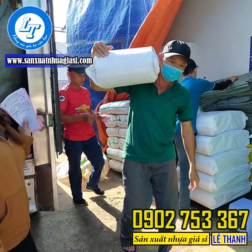 Giao đơn hàng túi xốp gai cho khách Giao đơn hàng túi xốp gai cho khách