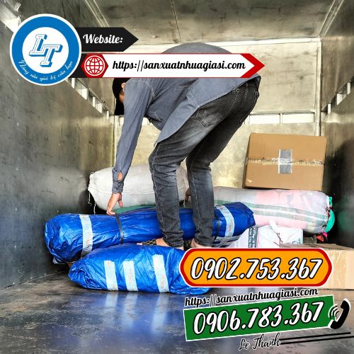 Giao đơn 2 cuộn bạt cho khách Giao đơn 2 cuộn bạt cho khách