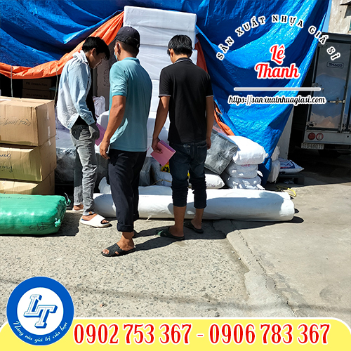 Giao hàng cuộn màng nilon lót sàn giá sỉ rẻ Giao hàng cuộn màng nilon lót sàn giá sỉ rẻ