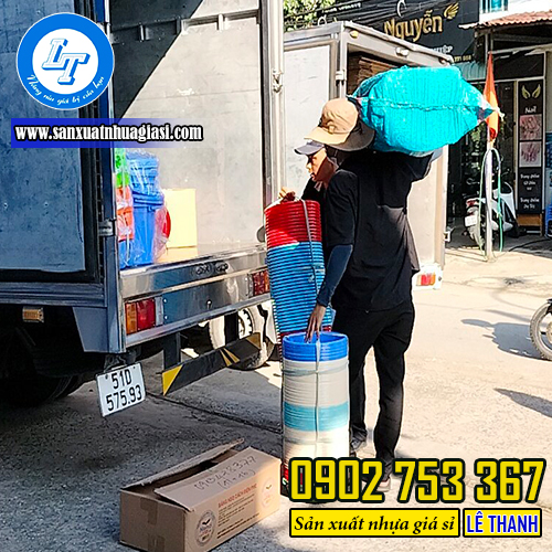 Giao hàng dĩa nhựa cho khách Giao hàng dĩa nhựa cho khách