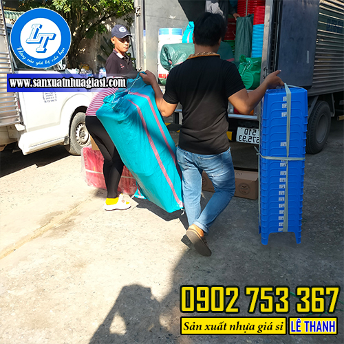 Lê Thanh giao đồ nhựa cho khách Lê Thanh giao đồ nhựa cho khách