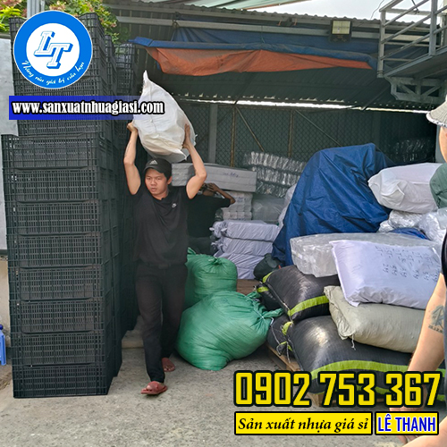 Giao hàng đồ nhựa tại kho Lê Thanh Giao hàng đồ nhựa tại kho Lê Thanh