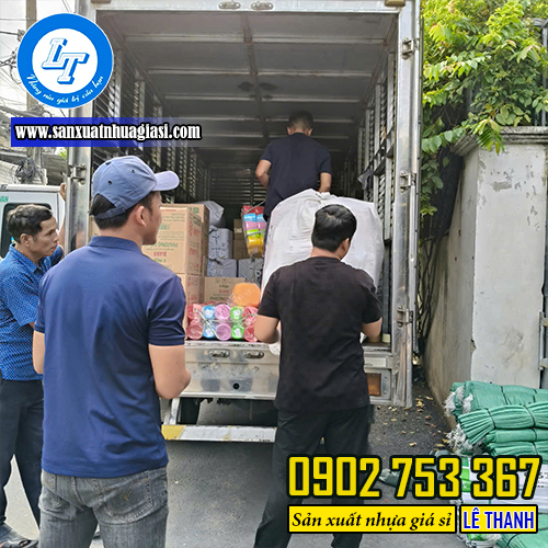 Giao hàng giỏ xách có quai cho khách Giao hàng giỏ xách có quai cho khách