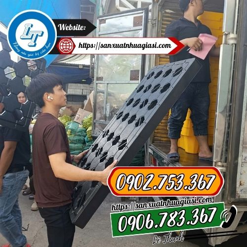 Giao hàng pallet nhựa chống tràn Giao hàng pallet nhựa chống tràn