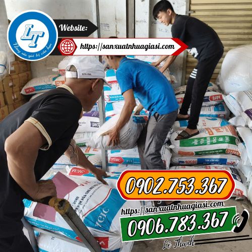 Giao hàng giấy kiếng gói quà cho khách Giao hàng giấy kiếng gói quà cho khách