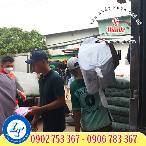 Hoạt động giao hàng tại Lê Thanh Hoạt động giao hàng tại Lê Thanh