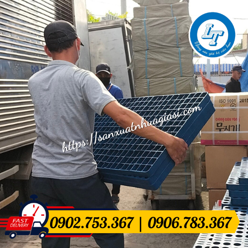 Giao hàng pallet nhựa cho khách Giao hàng pallet nhựa cho khách