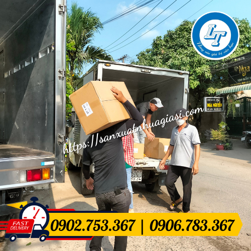 Giao các thùng túi zip màu cho khách Giao các thùng túi zip màu cho khách