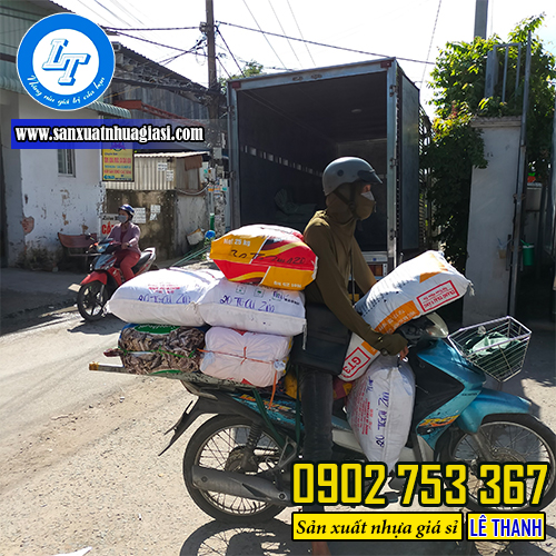 Lê Thanh giao túi ép 3 biên cho khách Lê Thanh giao túi ép 3 biên cho khách