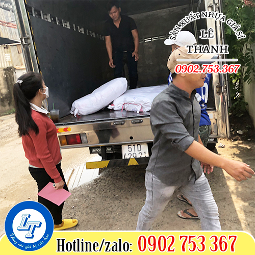 Giao túi rác cuộn cho khách Giao túi rác cuộn cho khách