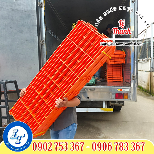 Giao sàn nhựa lót chuồng gà vịt Giao sàn nhựa lót chuồng gà vịt