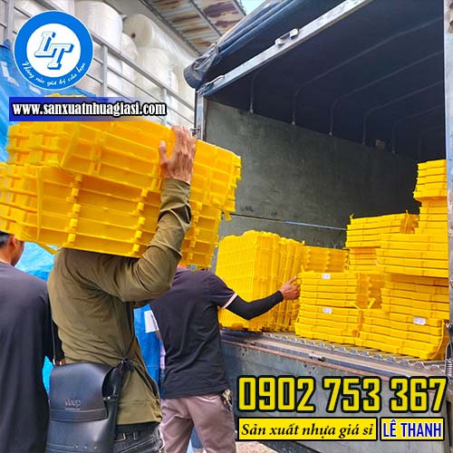 giao sàn nhựa vàng 40x55 sỉ số lượng cho khách giao sàn nhựa vàng 40x55 sỉ số lượng cho khách