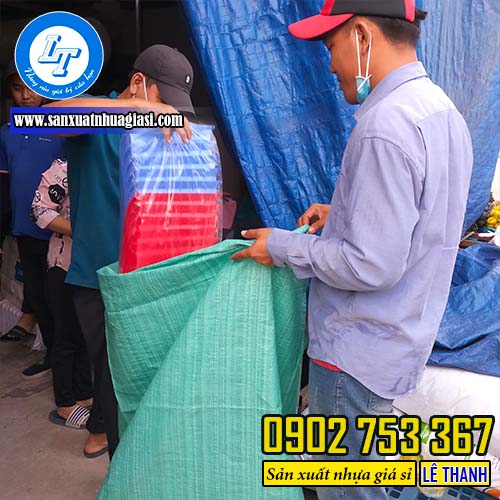 Giao bàn nhựa cho khách Giao bàn nhựa cho khách