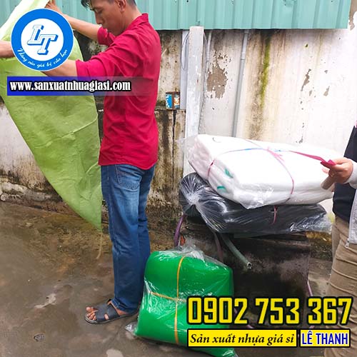 Giao các cuộn lưới mùng xanh cho khách Giao các cuộn lưới mùng xanh cho khách